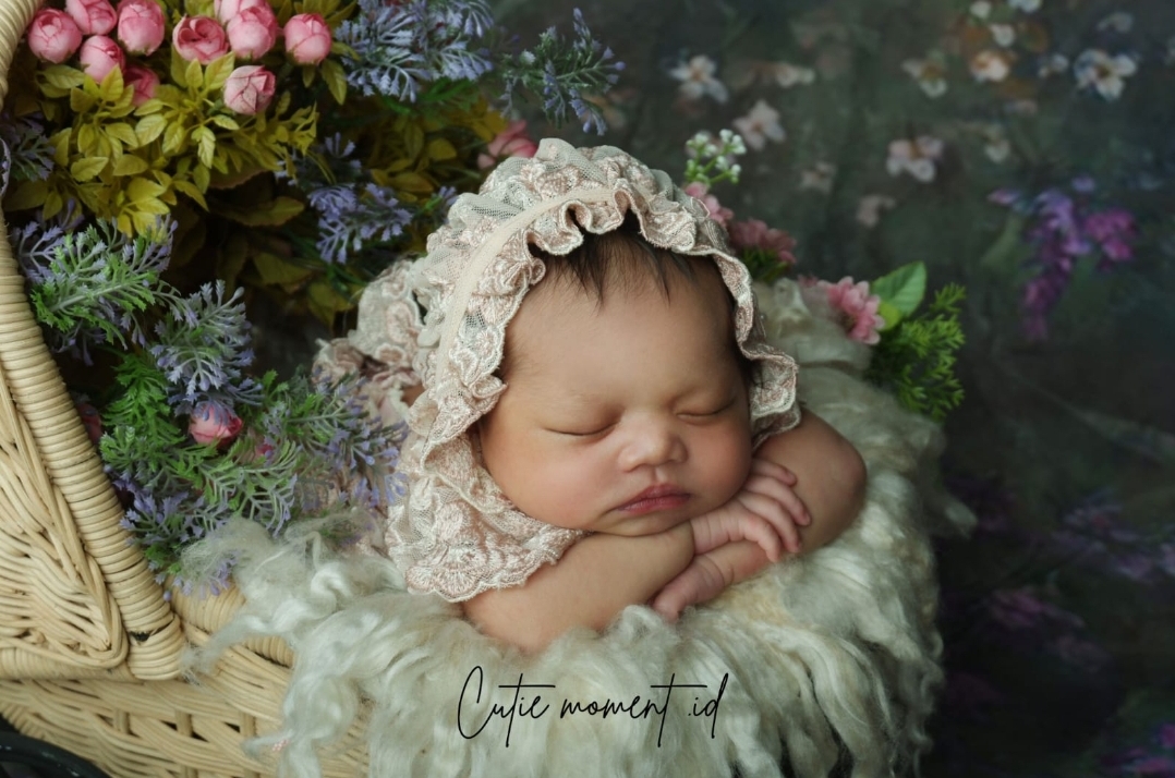 Foto close up bayi dengan topi bunga