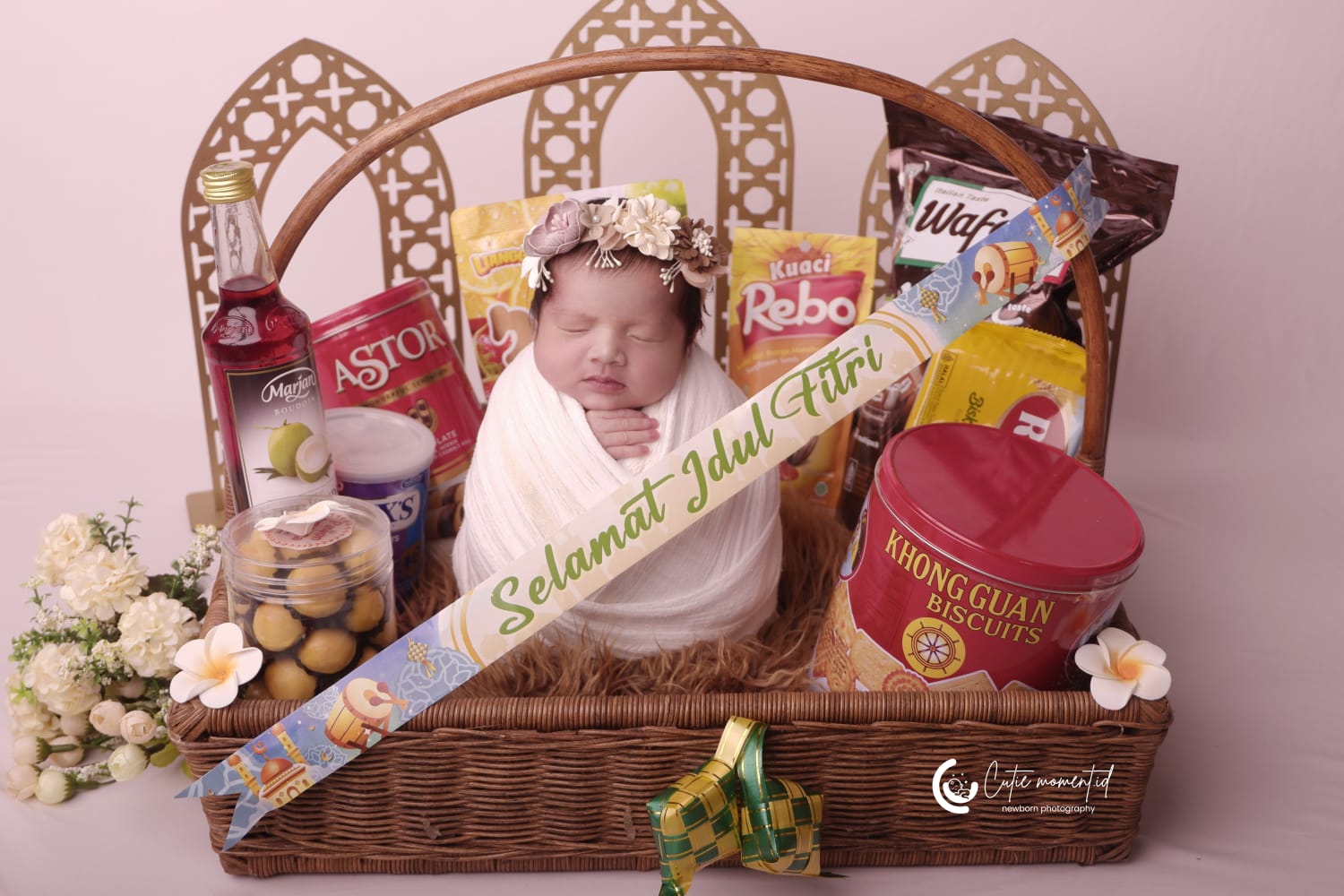 Foto bayi baru lahir dengan tema parcel Idul Fitri