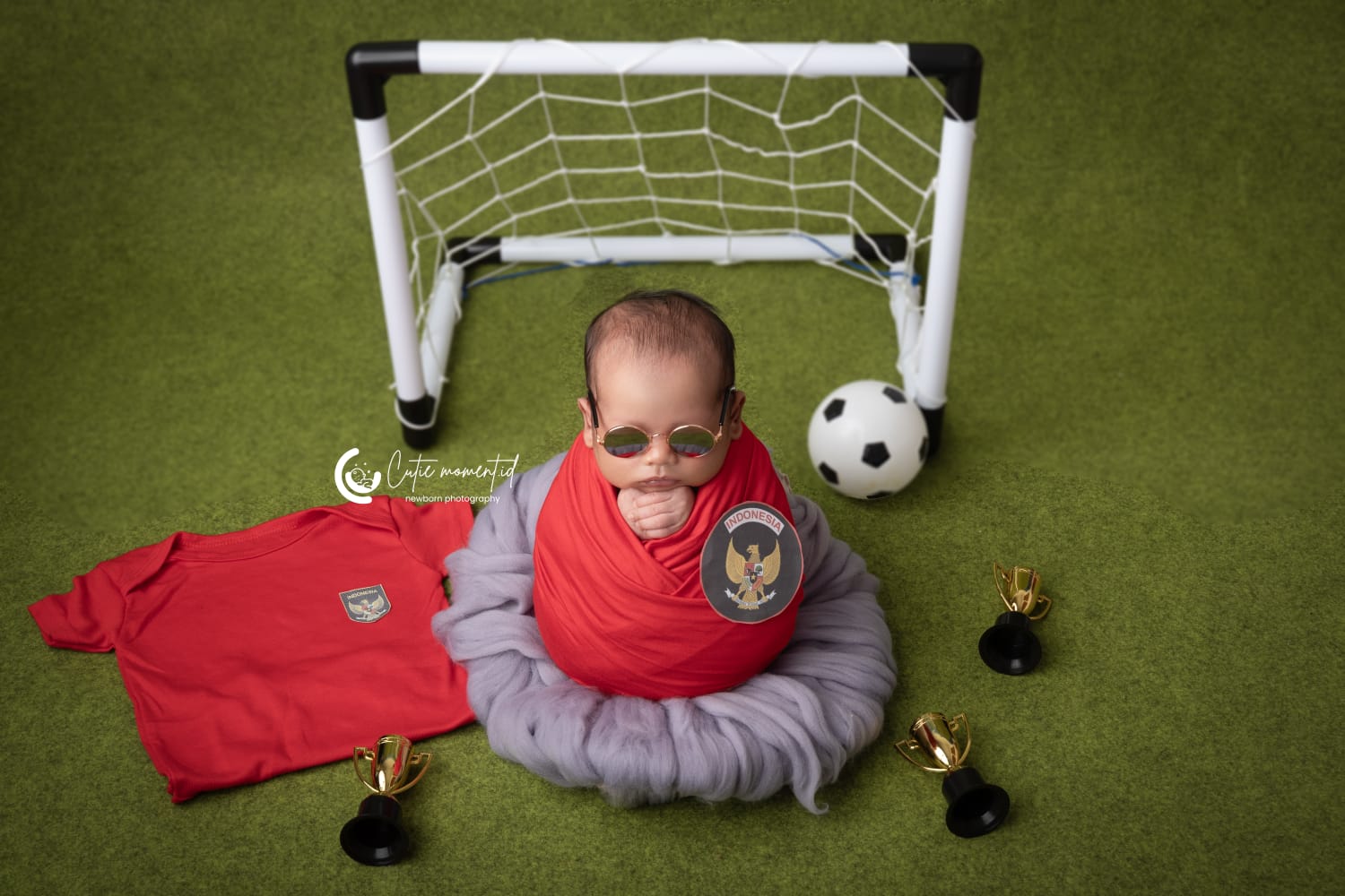 Foto bayi baru lahir dengan tema sepak bola Indonesia